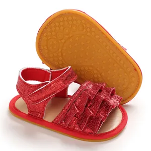 Detailansicht rote Glitzer Babysandalen mit Rüschendesign und Sternenmuster Sohle