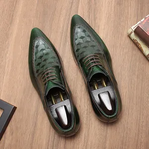 Detailopname van groene leren schoenen met lasergegraveerd geometrisch patroon