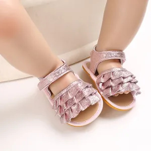 Nahaufnahme von rosa Glitzer-Babysandalen mit Rüschen und rutschfester Gummisohle
