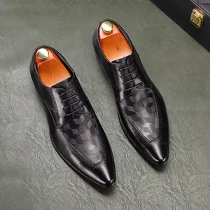 Detailweergave van zwarte lederen Oxford schoenen met lasergeëtste geometrische patronen.
