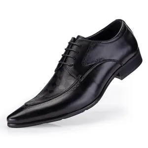Gedetailleerd overzicht van zwarte lederen Oxford schoenen met lasergegraveerd patroon