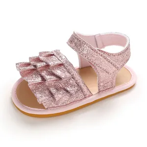 Nahaufnahme von rosa Glitzer-Babysandalen mit Rüschen und rutschfester Gummisohle