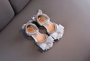 Elegant silver girls' princess shoes featuring sparkling rhinestones and delicate bows.