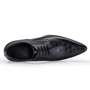 Bovenaanzicht van zwarte lederen zakelijke schoen met laser-gegraveerd patroon detail