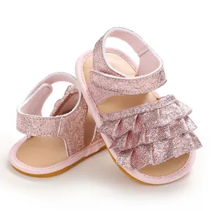 Detailansicht der rosa glitzernden Babysandalen mit Rüschen und rutschfester Sohle