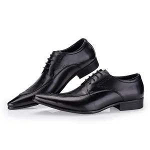 Elegante zwarte lederen oxford schoenen met lasergegraveerde details op de neus.