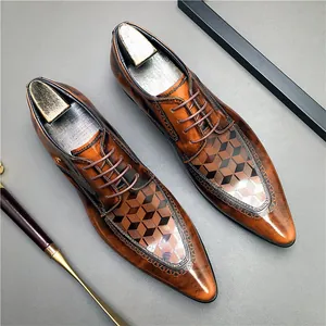 Gedetailleerde macro-opname van het lasergegraveerde geometrische patroon op schoenen