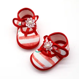 Zachte antislip babyschoentjes met rode strepen en kanten bloemdetail voor 0-1 jaar.
