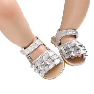 Süße silberne Lauflernsandalen für Babys mit Rüschen und Gummisohle