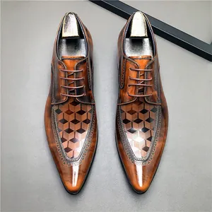 Luxe bruine leren herenschoenen met uniek 3D geometrisch reliëfpatroon voor heren