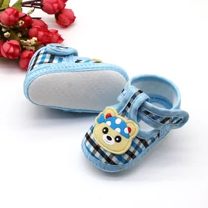 Blauwe geruite baby sandalen met zachte antislipzolen en schattig cartoon beer detail.