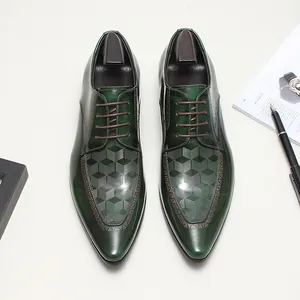 Groene leren herenschoenen met geometrisch laserpatroon en puntige neus
