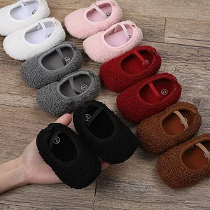 Varietà di colori per scarpine da neonato in peluche calde con cinturini elastici