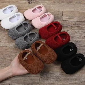 Scarpine da neonato in morbido e caldo sherpa in vari colori su legno naturale