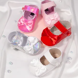 Chaussures de princesse pour bébé fille avec semelle souple, nœud et bordure festonnée.