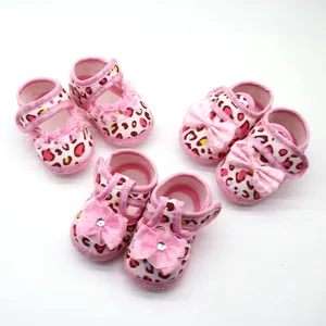 Drie paar roze baby sandalen met luipaardprint en schattige strikjes voor pasgeborenen.