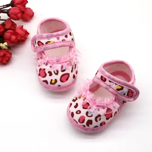 Roze babyschoentjes met panterprint, zachte zool, kanten ruches en handige klittenbandsluiting