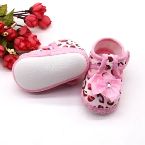 Detailweergave van roze luipaardprint baby sandalen met een antislip zachte stoffen zool