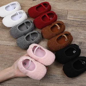 Dettaglio di scarpe da passeggio per neonati in caldo pile in vari colori tenui.