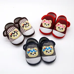 Set van schattige antislip babysandalen van zachte stof met leuke cartoonberenmotief