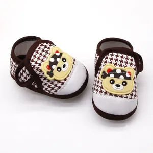 Antislip babyschoenen met zachte zool, pied-de-poule patroon en een schattige beer.