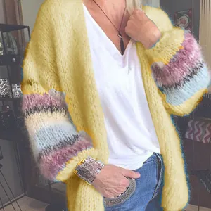 Detail van het gele mohair vest met levendige kleurrijke gestreepte gebreide mouwen.