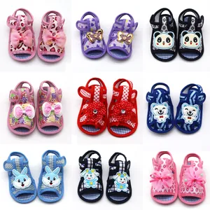 Collectie kleurrijke baby stoffen sandalen met diverse cartoonfiguren en strikjes