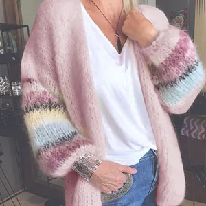 Gedetailleerde weergave van een roze mohair vest met kleurrijke gestreepte mouwen