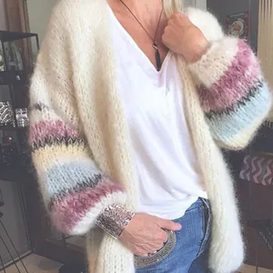 Detailweergave van het zachte mohair vest met mouwen in pastelkleurige kleurblokken.
