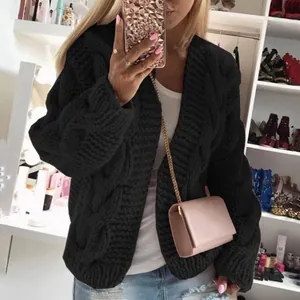 Stijlvolle close-up van een oversized zwart gebreid vest voor dames, herfstmode.