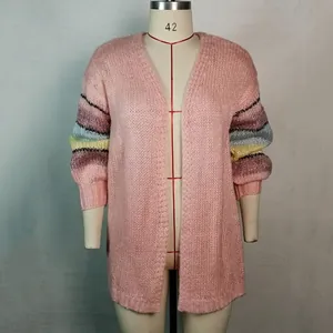 Gedetailleerde weergave van roze mohair vest met kleurrijke regenboog gebreide mouwen