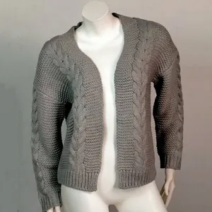 Gedetailleerd zicht op het kabelbreipatroon op een grijs open vest voor dames in de herfst