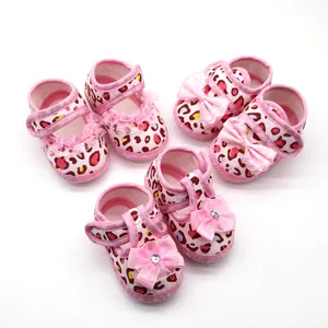 Roze baby sandalen met luipaardprint, zachte zool en strikjesversiering