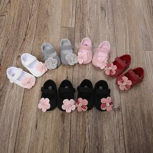 Colección de zapatos de princesa para bebé con flores sobre fondo de madera natural