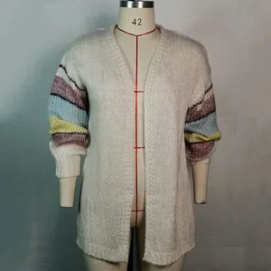 Gedetailleerd overzicht van wit mohair vest met kleurrijke gestreepte gebreide mouwen