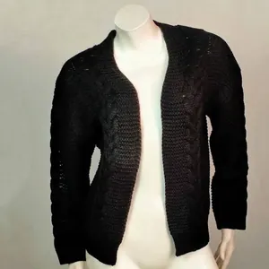 Gedetailleerd overzicht van een zwart gebreid vest met kabelpatroon op een mannequin.