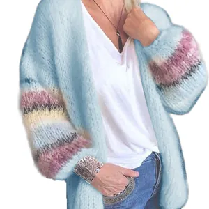 Gezellig lichtblauw mohair vest met kleurrijk gestreepte mouwen voor dames