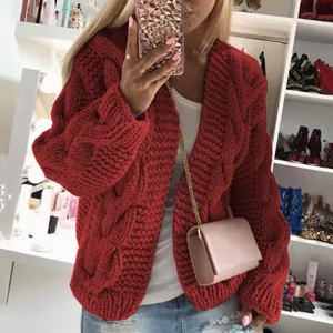Stijlvol rood damesvest met kabelpatroon, een open gebreide trui voor herfst en winter.