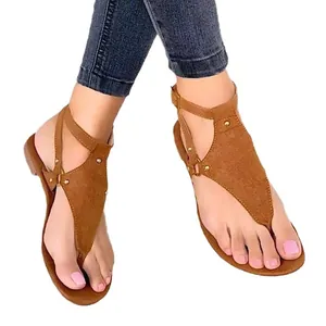 Sandalias planas de dedo marrón para mujer con remaches para la playa en verano