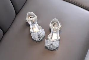 Detailansicht silberne Glitzer Prinzessinnenschuhe für Mädchen mit Strass und Perlen