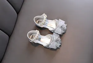 Elegante silberne Mädchen Prinzessin Schuhe mit glitzernden Strasssteinen und Perlen