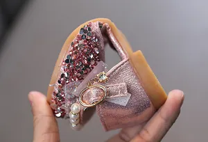 Flexibles Gummisohlendetail von rosa Glitzer-Prinzessinnenschuhen für Mädchen mit Perlen
