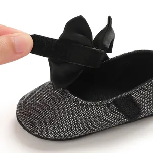 Λεπτομερής προβολή του ιμάντα velcro στο αστραφτερό μαύρο παπούτσι πριγκίπισσας μωρού