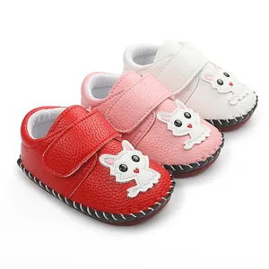 Handgenähte bunte Cartoon-Lauflernschuhe für Babys in Rot, Rosa und Weiß mit süßem Kätzchen