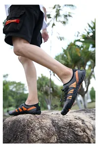 Υπαίθρια παπούτσια νερού barefoot για άνδρες σε βράχους, σχέδιο γρήγορου στεγνώματος.