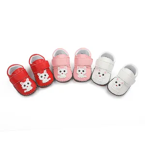 Detailansicht der Baby-Lauflernschuhe mit Katzenmotiv und rutschfester Gummisohle in drei Farben
