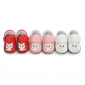 Detailansicht niedlicher Cartoon-Katzen-Baby-Lauflernschuhe in Rot, Rosa und Weiß