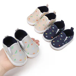 Detail van instapschoenen voor baby's met vrolijke dinosaurusprint in diverse kleuren