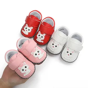 Detailansicht rutschfester Cartoon-Katze Baby-Lauflernschuhe in Rosa, Rot und Weiß