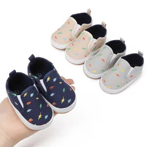 Veelkleurige babyschoentjes voor de eerste stapjes met schattige dinoprints.